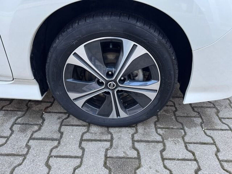 Nissan Leaf N-Connecta 40kWh 150PS Winter 2-Farben Navi